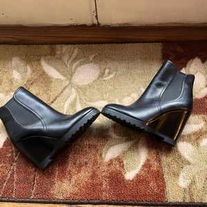 Gently used black Michael Kors ankle boot. Perfect for fall 🍁🍂